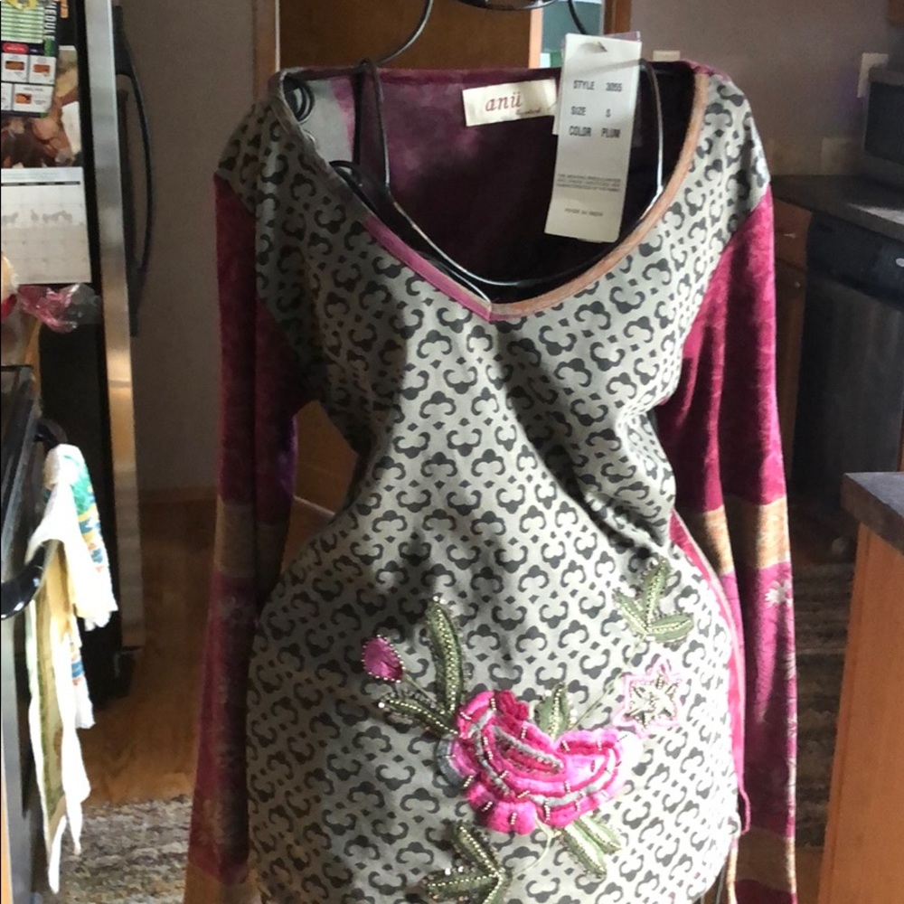 Woman’s new anu by natural size S great colors